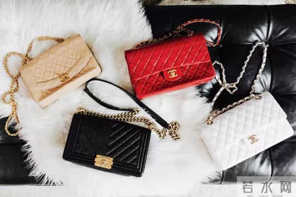 杨紫穿20年前的衣服出席活动，细心看还有污渍和虫洞…