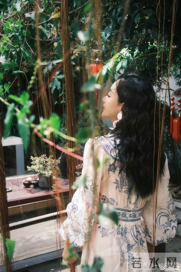 杨蓉极具东方古典的含蓄美,御姐气质