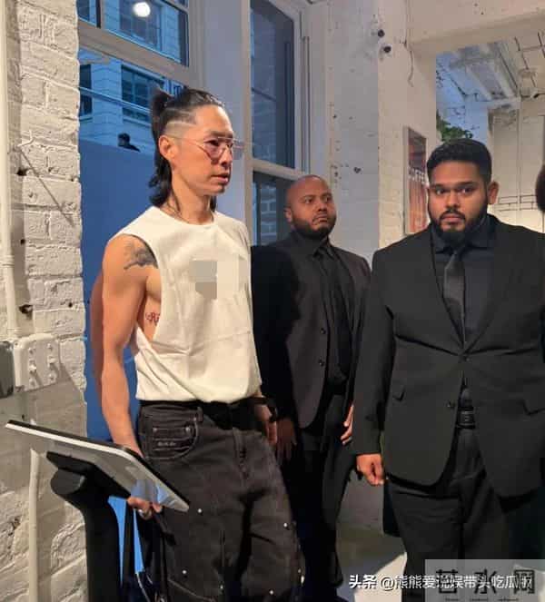 47岁吴建豪在纽约参加时尚活动,他留了长发,颜值大不如前!