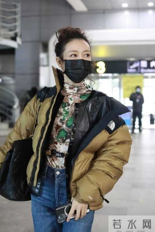 王鸥烫了羊毛卷带火了秋冬新穿搭:羽绒服+牛仔裤,高级又洋气