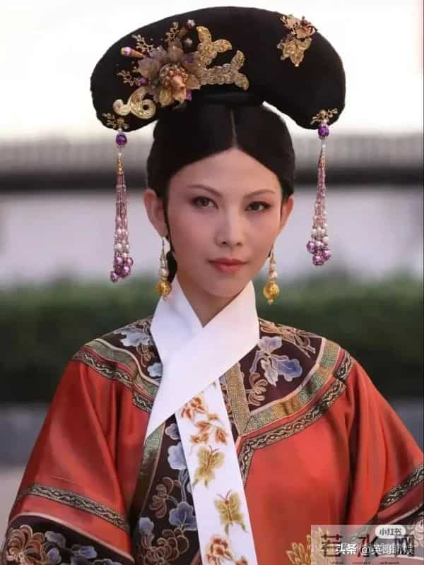 52岁蔡少芬街头被偶遇，红色长发似少女，老年斑还是藏不住