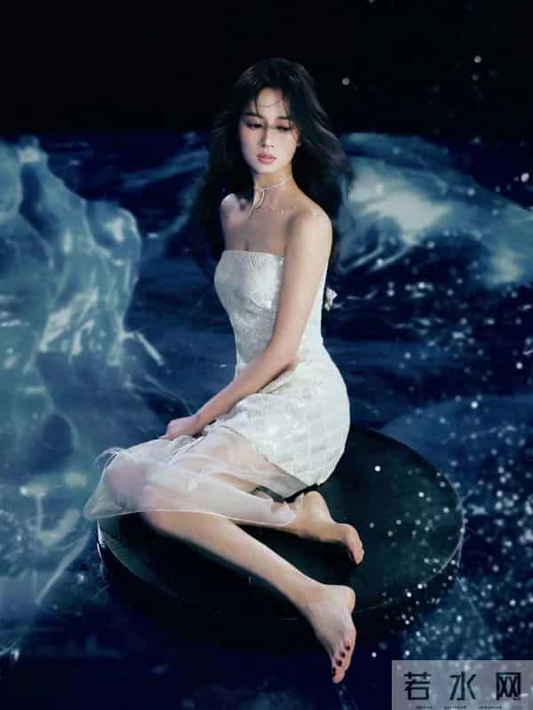 光着小腿丫子的陈钰琪 太美丽动人了。