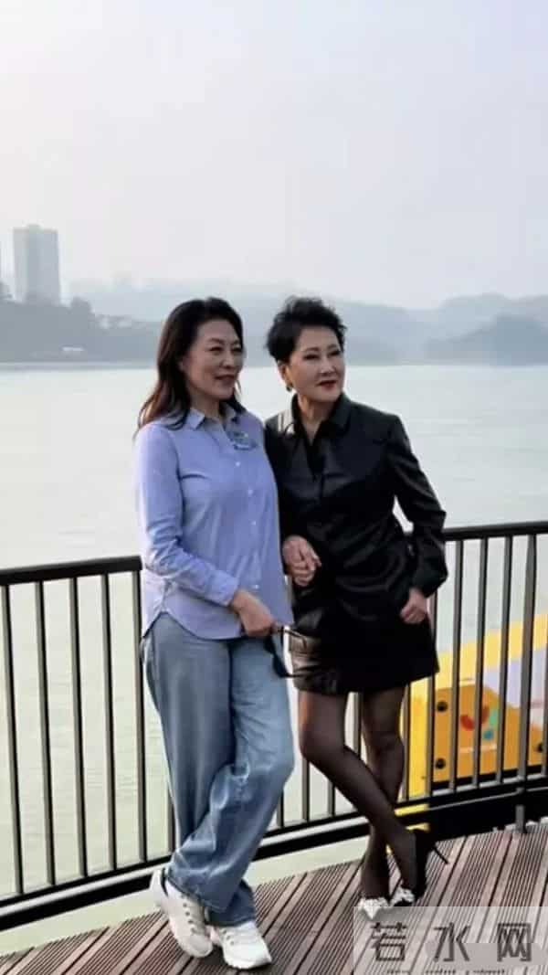 闫妮素颜曝光显老态,网友抓拍明星,高清镜头下,原来她们长这样