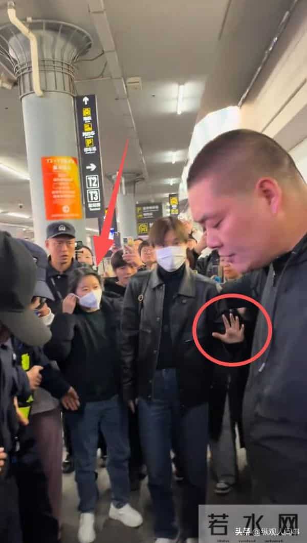 机场偶遇李宇春,穿土黄色棉袄平底鞋,被路人冲撞后眼神凌厉