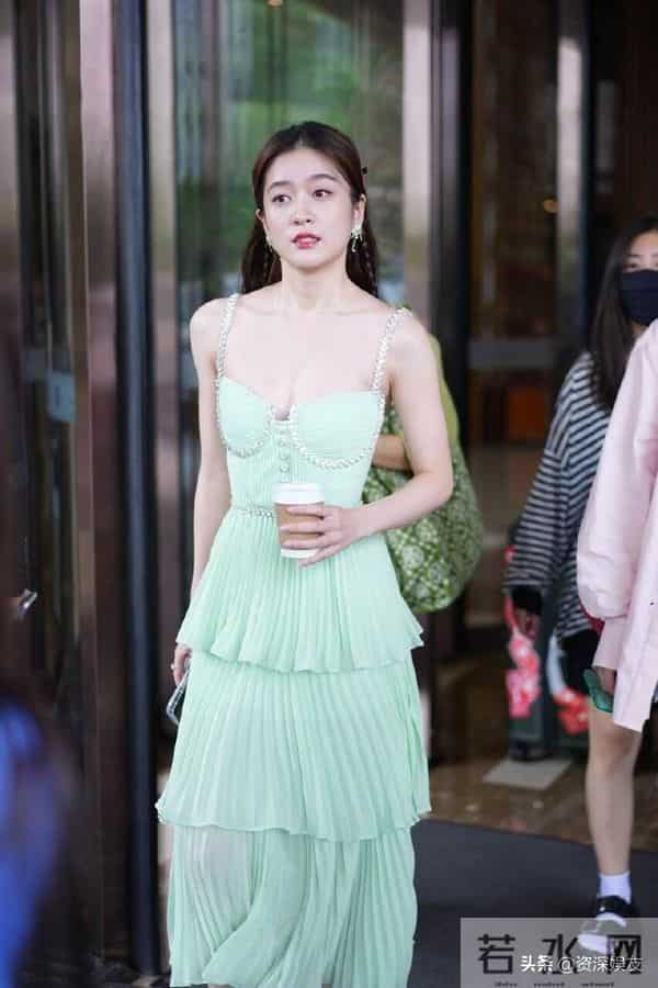 张雪迎 上班路透生图，大尺度吊带抹胸裙，光脚高跟