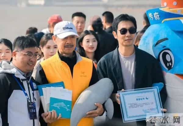 硬汉朱亚文现在面相都变了,很清冷 判若两人,是真正的实力派演员