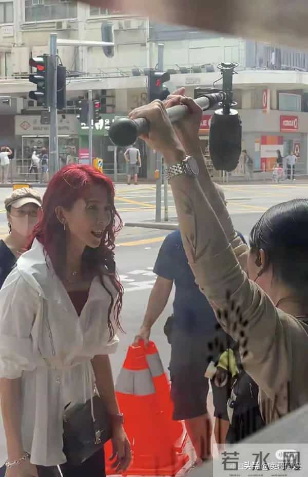 52岁蔡少芬街头被偶遇，红色长发似少女，老年斑还是藏不住