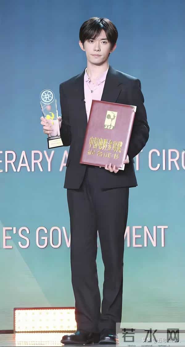 事实证明，不拍戏就消失的易烊千玺，已经走上了男演员的另一条路