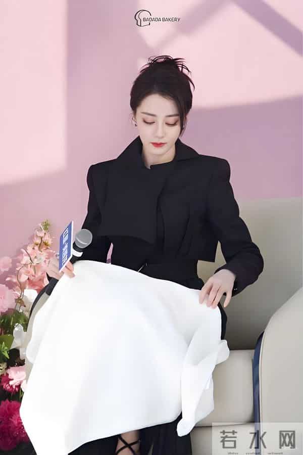 迪丽热巴现身南京!脖子前倾严重依旧在咳嗽,给主持人打伞好暖心