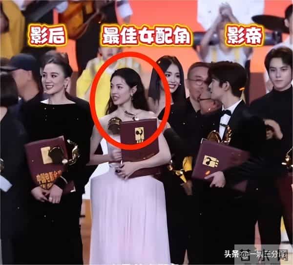 赢过惠英红,获奖感言忘词,她捂脸假哭没人买账,台下众星绷不住