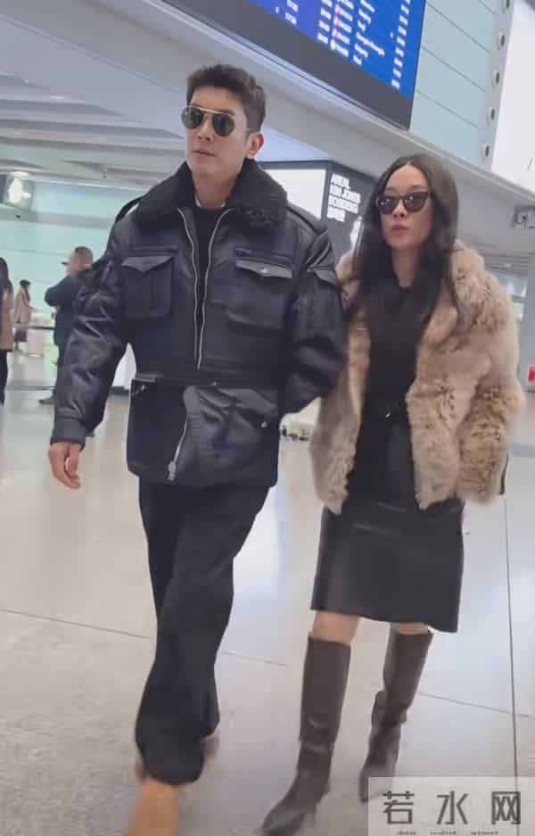 霍思燕皮草配皮靴机场挽着杜江,两人像走秀,气场全开!
