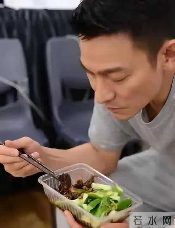 62岁刘德华晒一日三餐，网友：太狠了，难怪看起来像40岁