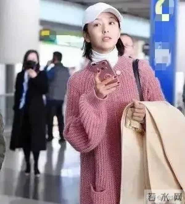 佟丽娅机场私服真会穿!长款针织大衣+牛仔裤,时髦又减龄