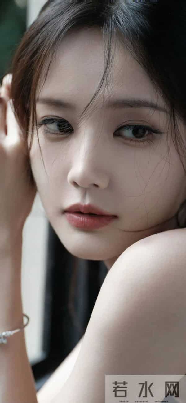 李一桐｜珍珠白裙封神！编发造型+萌系互动杀疯热搜