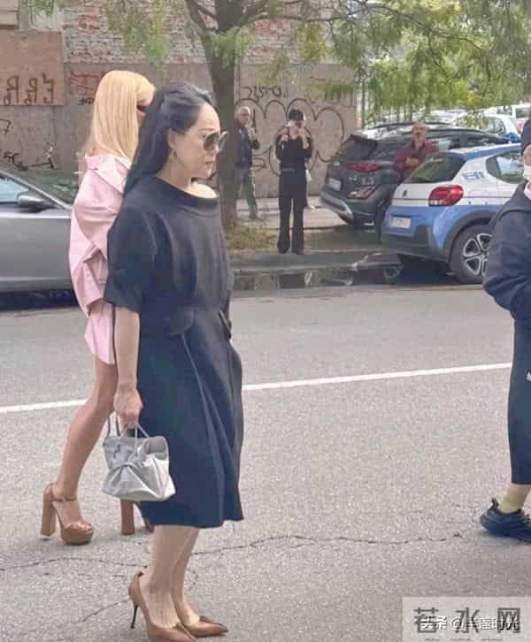 62岁章小蕙巴黎街头被偶遇,她穿着黑裙,身材五五分,不过好年轻