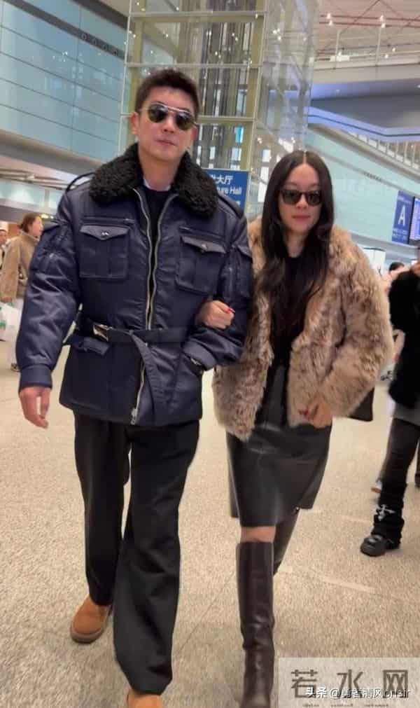 杜江夫妇最新机场照，霍思燕穿皮草似贵妇，挽着老公幸福又甜蜜