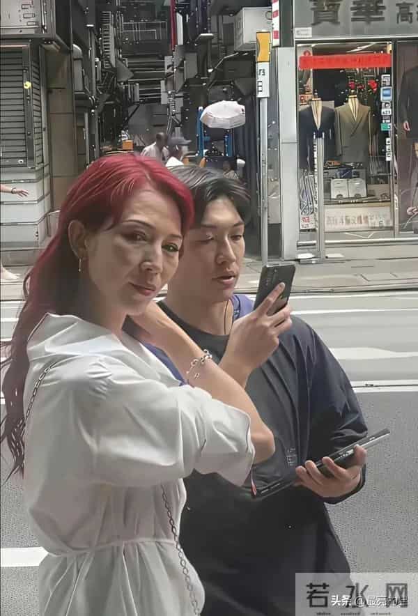 天呐，差点没认出来，一个时代的女神，脸上也留下了岁月的痕迹