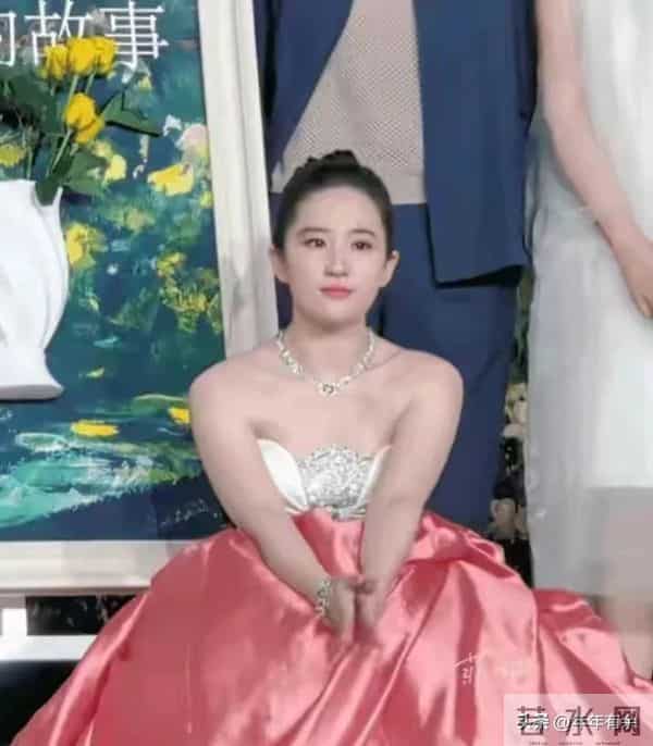 神仙姐姐竟变中年妇女 刘亦菲大白腿太粗引热议 真的胖到120斤