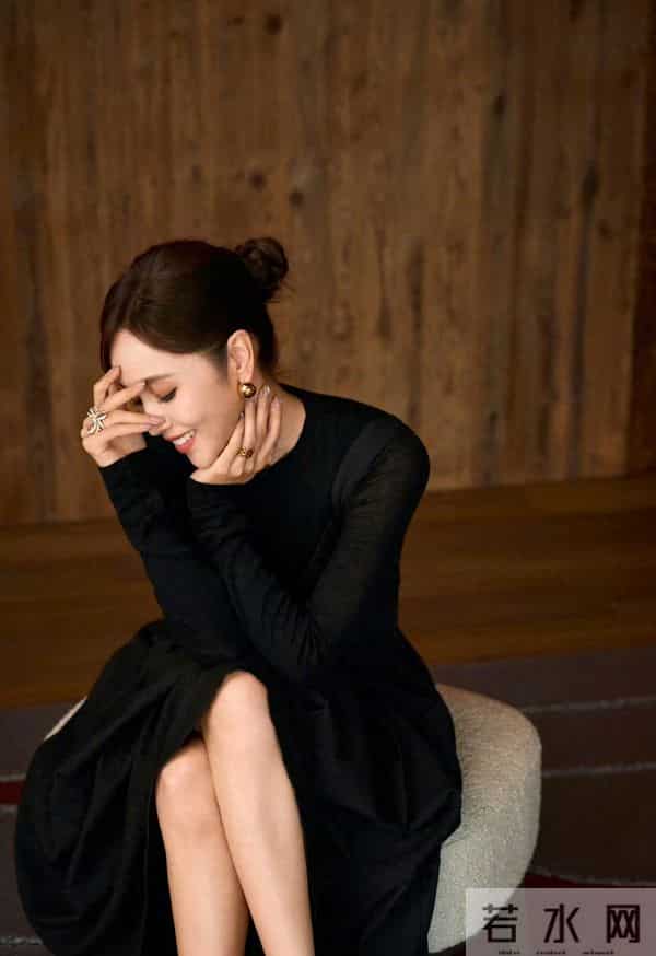 谁懂这黑裙下的长腿杀?又细又直就算了,侯佩岑慵懒气质太勾人