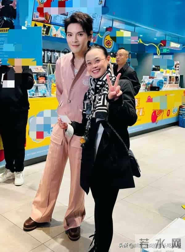 41岁向佐现身上海一家奶茶店，脸上化的妆太浓了，看起来好奇怪