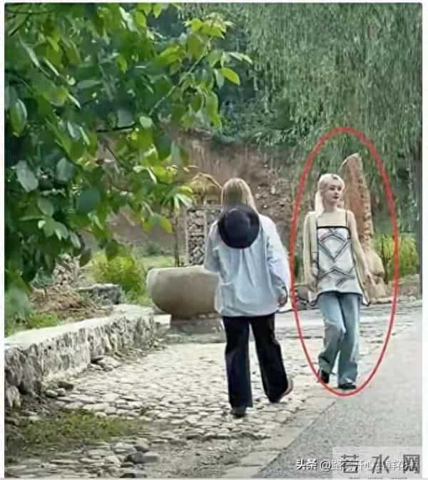 别容貌焦虑了!赵丽颖真实身材曝光,原来女明星也和我们一样