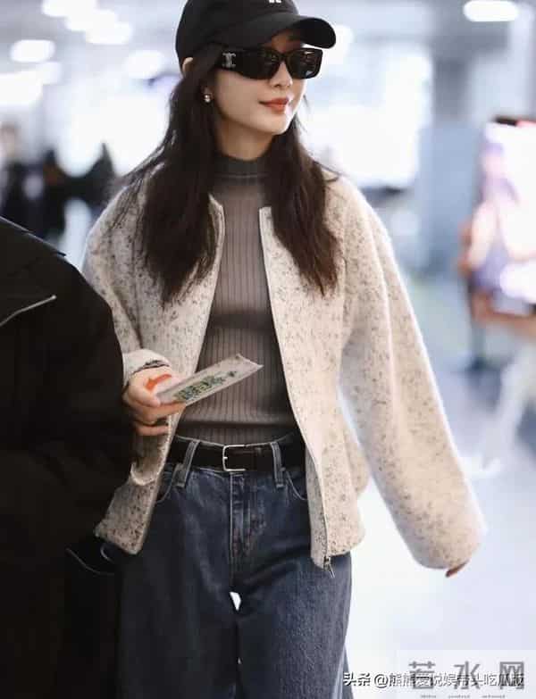 王鸥机场私服真会穿！毛呢外套+灰色针织衫+牛仔裤，洋气又高级！