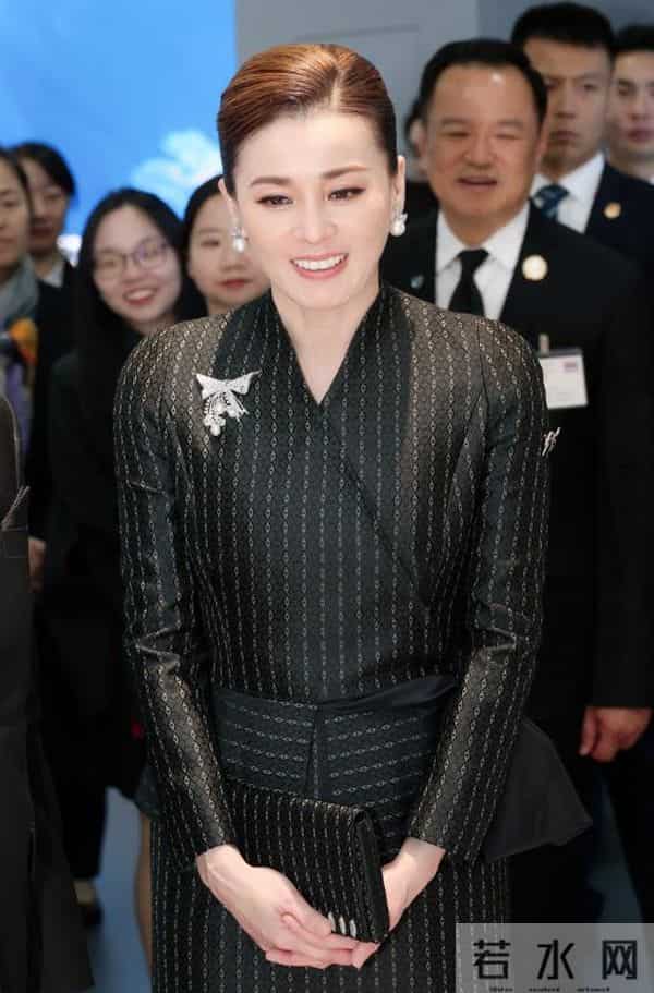 泰国王后在北京参观机器人好惊艳！收腰小套装配蝴蝶结胸针，真美