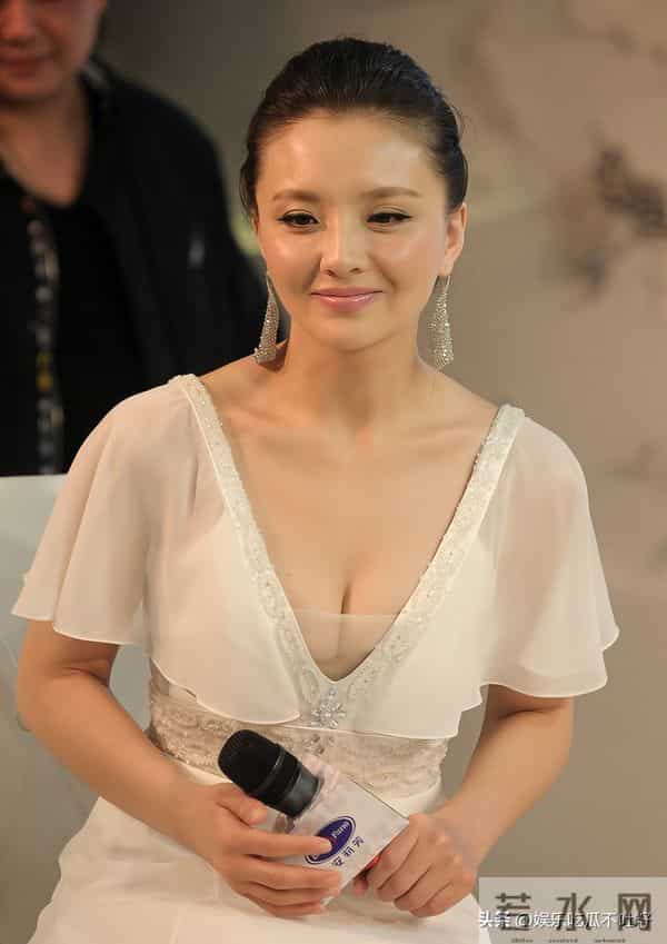 “槿汐姑姑”怎么做到又成熟又年轻，微胖身材甚是完美