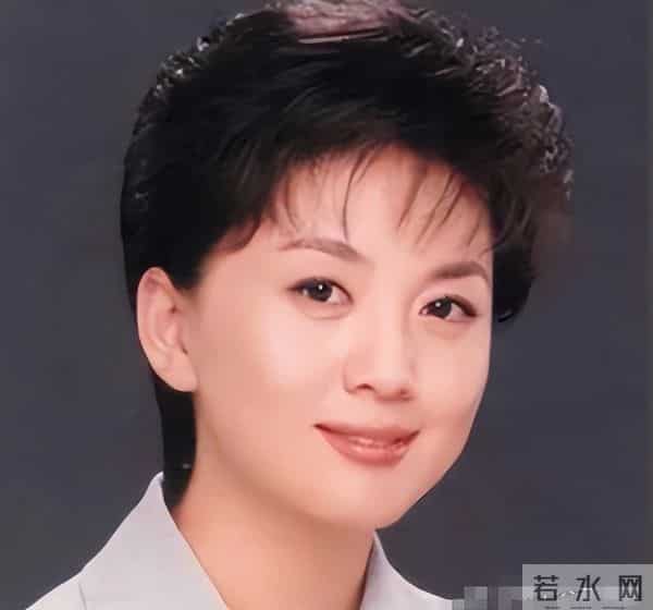 被央视“除名”后，51岁的海霞亮出新身份，老公是名声响亮的他