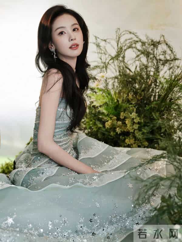 陈都灵性感抹胸裙写真，这也太美了