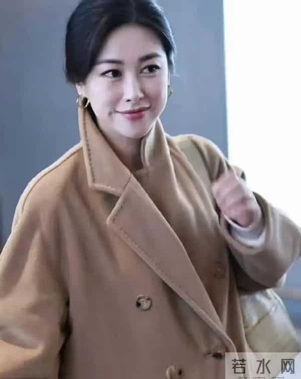 朱珠机场秀穿搭,盘气质头发身穿一袭驼色长款大衣真时尚显气质