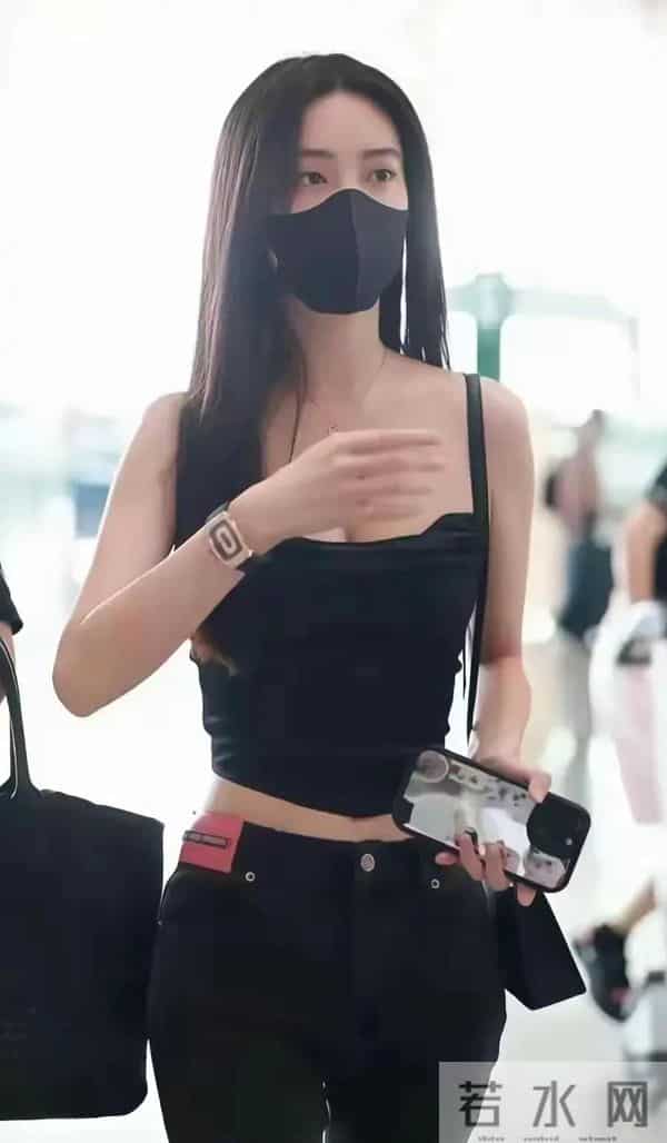 孟子义真空吊带裙现身机场,吊带下的腰臀比太惊艳 妥妥人间尤物!