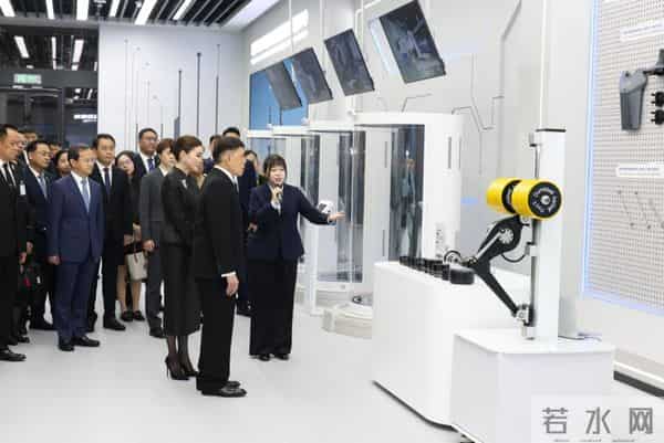 泰国王后在北京参观机器人好惊艳！收腰小套装配蝴蝶结胸针，真美