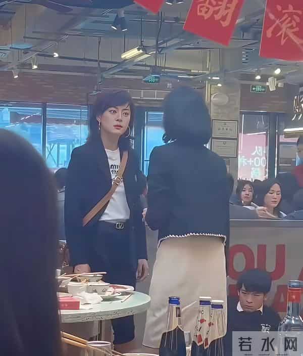 闫妮素颜曝光显老态,网友抓拍明星,高清镜头下,原来她们长这样