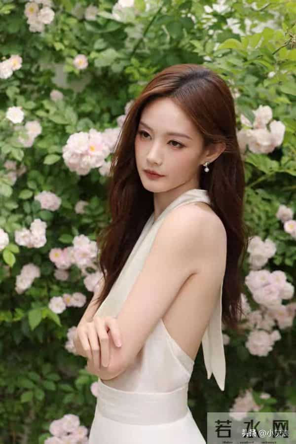 李一桐白色露背连体裤真好看