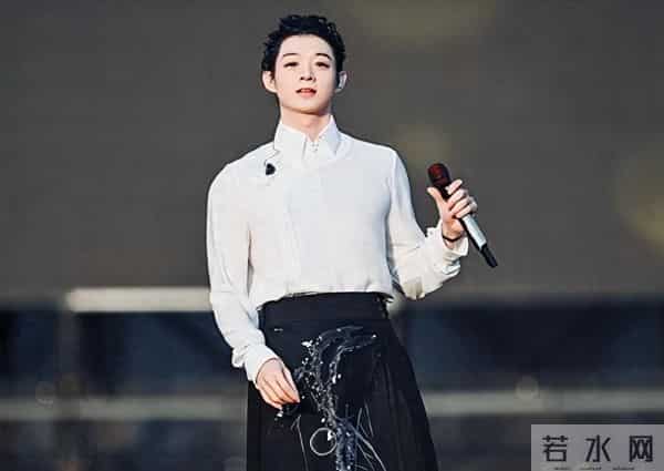 35岁霍尊正式复出！音乐节连唱9首歌，前女友陈露被抓快4年