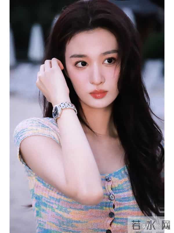 王楚然这组夏日随拍，美到想直接存图当壁纸！