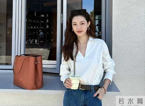 钟楚曦又“抢”C位？这一次合影环节站中间，抢风头争议又来了