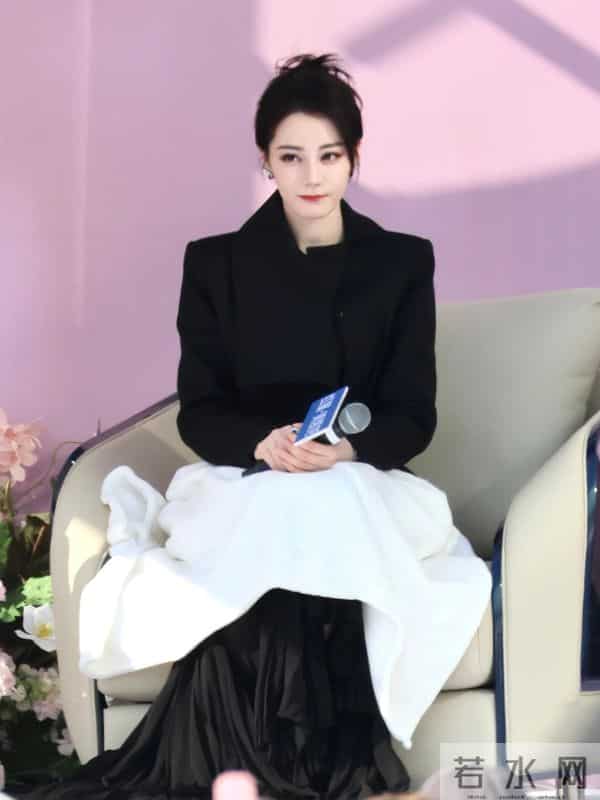 迪丽热巴线下活动“人挤人”,黑西装腰封勒出蚂蚁腰,美到窒息。