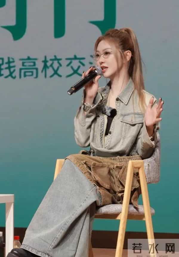 43岁薛凯琪换风格后大回春！穿牛仔套装扎高马尾，减龄不止10岁