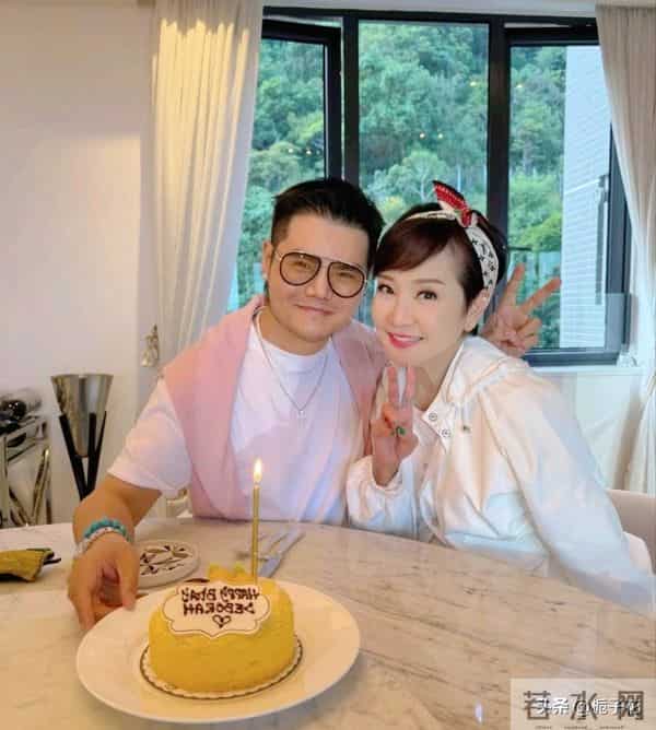 谢霆锋妈妈狄波拉和朋友庆祝76岁生日,她头戴蝴蝶结,白衣白裤