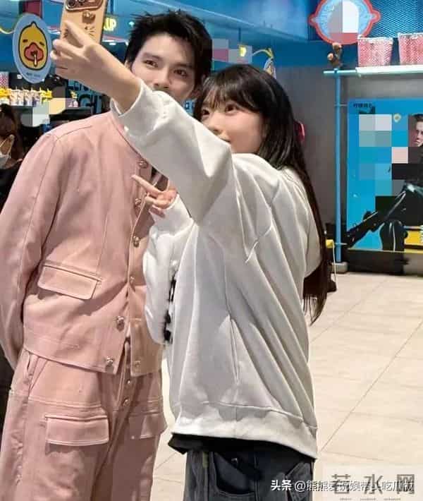 41岁向佐现身上海一家奶茶店，脸上化的妆太浓了，看起来好奇怪