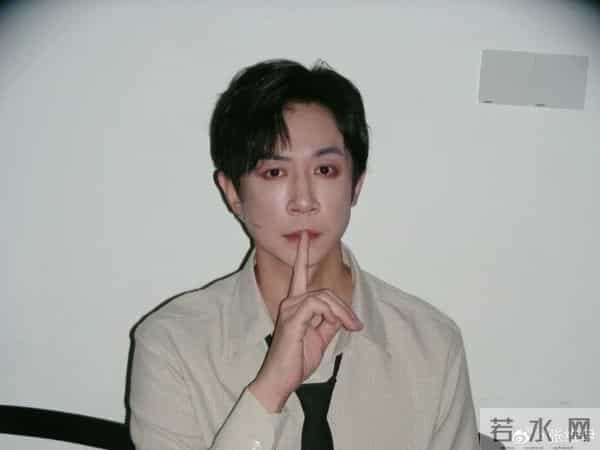 46岁董璇回应坚持再婚原因，坦言婚后联系的单身异性减少：一是对稳定生活的需求，二是对自己的保护;此前小9岁丈夫综艺表现遭群嘲