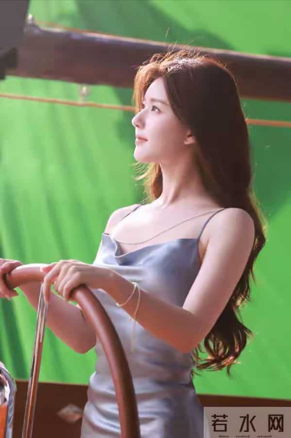赵露思，蓝色吊带裙，清新甜美可爱，氛围感十足！