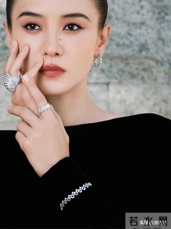 45岁宋佳二封金鸡影后，穿黑色礼服裙拍宣传照优雅迷人