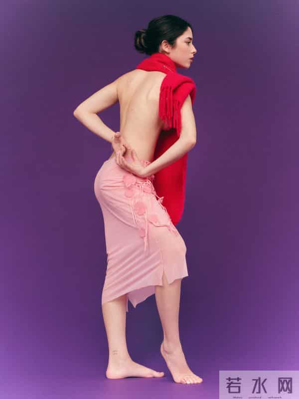 不可触碰的美，若昂-内维斯女友马达莱娜晒暗黑风妆造