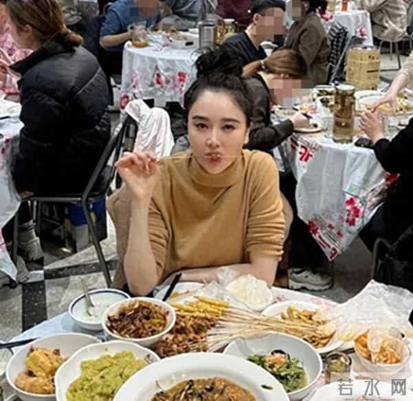 左小青撸串太接地气!穿大衣露脚踝时髦减龄,48岁嫩得像个小姑娘