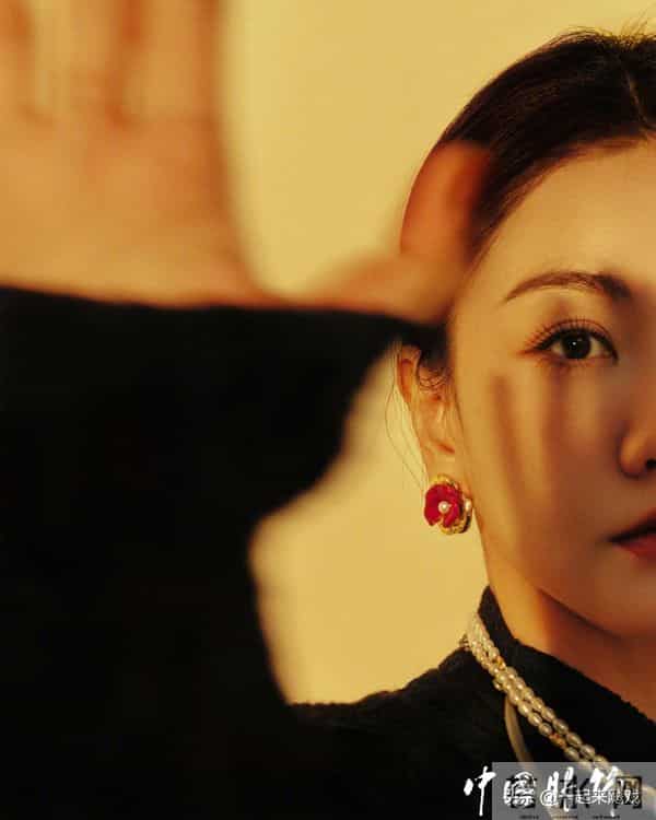 杨蓉极具东方古典的含蓄美,御姐气质