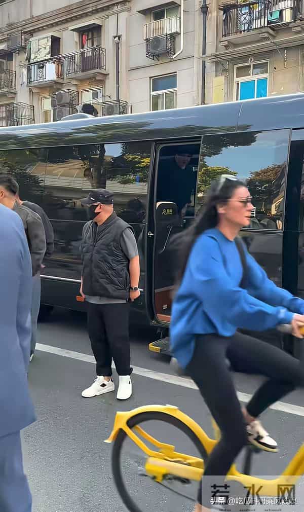 郭德纲王惠出行,司机停车停路中央,工作人员竟伸手拦过路自行车