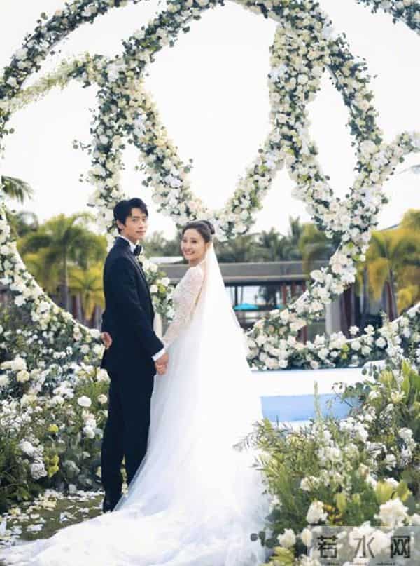 魏晨一家三口合体,妻子抱着儿子看他演唱会,小橙子个头长得真高